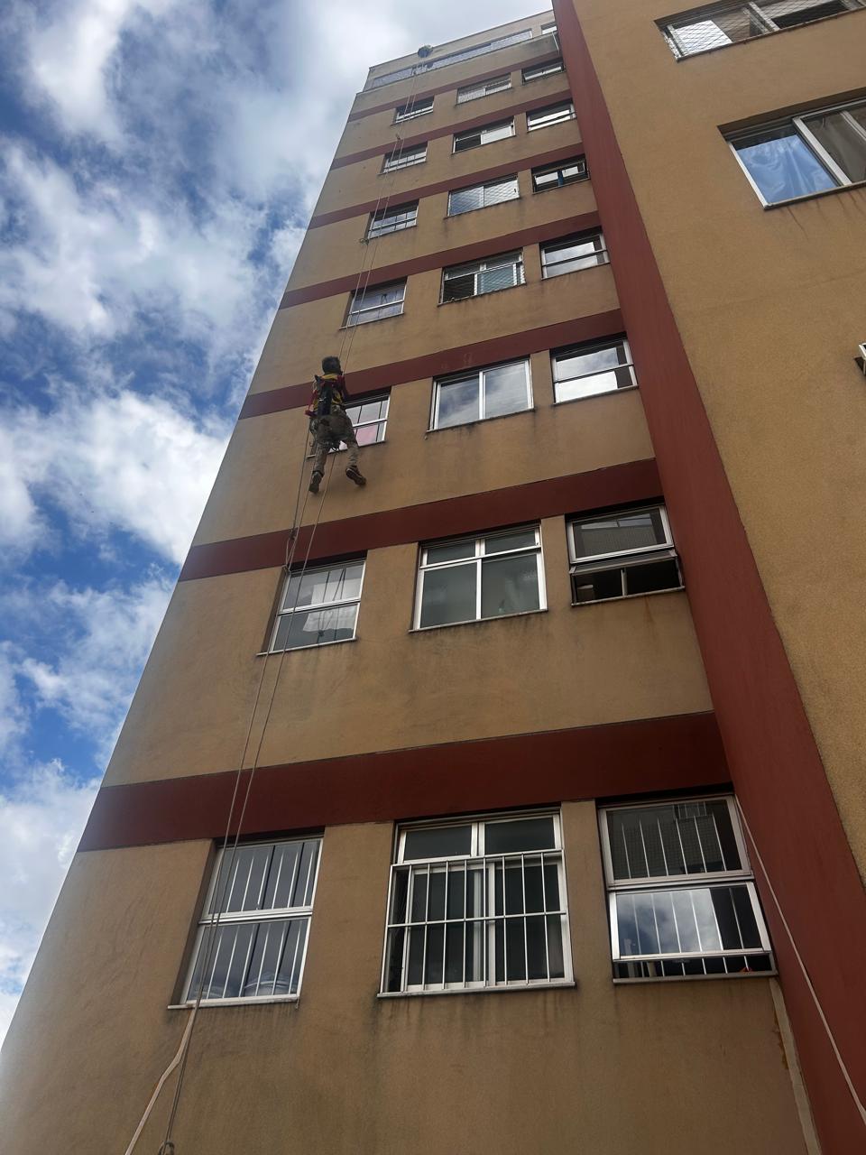 Inspeção de fachada com acesso por corda