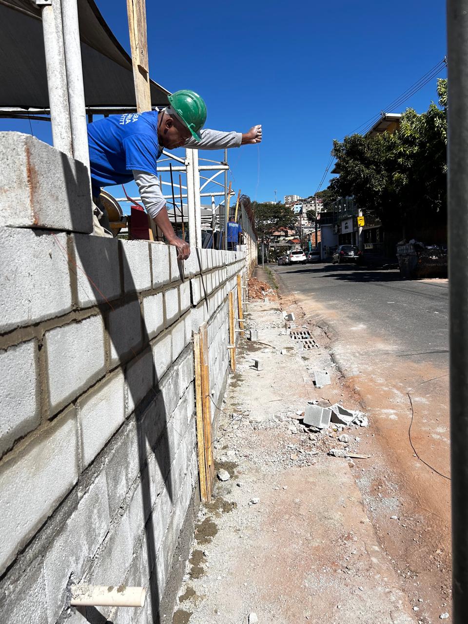 Equipe da Sena Moreira Engenharia executando obra de muro de divisa